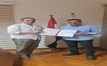 نقيب الإعلاميين يسلم خطابات استلام الوحدات السكنية لأعضاء النقابة بمشروع "جنة القاهرة الجديدة" 