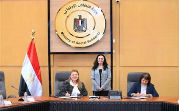 وزيرة التضامن تشهد توقيع عقود تمويل لمشروعات متناهية الصغر بين صندوق دعم الصناعات الريفية والبيئية و13 جمعية 