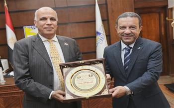 رئيس جامعة الدلتا التكنولوجية يقدم التهنئة للمحافظ ويهديه درعاً تذكارياً تقديراً لمجهوداته
