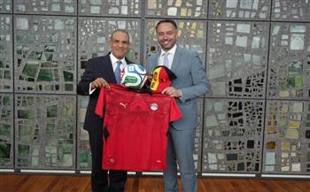 وزير الخارجية يهدي نظيره البلجيكي قميص المنتخب الوطني قبيل مواجهة مصر وبلجيكا