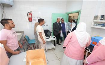 محافظ أسيوط يتفقد وحدة طب الأسرة بموشا ويُحيل موظفًا للتحقيق خلال متابعة انتظام العمل ومستوى الخدمات الطبية 