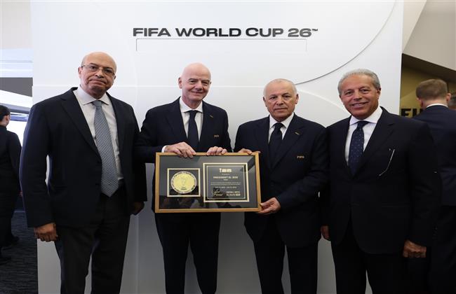 إنفانتينو يهدى أبو ريدة تذكار كأس العالم باسم الرئيس السيسي على هامش مباراة مصر وبلجيكا