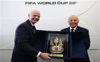 إنفانتينو يمنح أبو ريدة درع كأس العالم.. وتوت عنخ آمون هدية من اتحاد الكرة لفيفا
