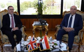 وزير الطيران المدني يبحث مع السفير البريطاني تعزيز الشراكة الاستراتيجية والتعاون الثنائي