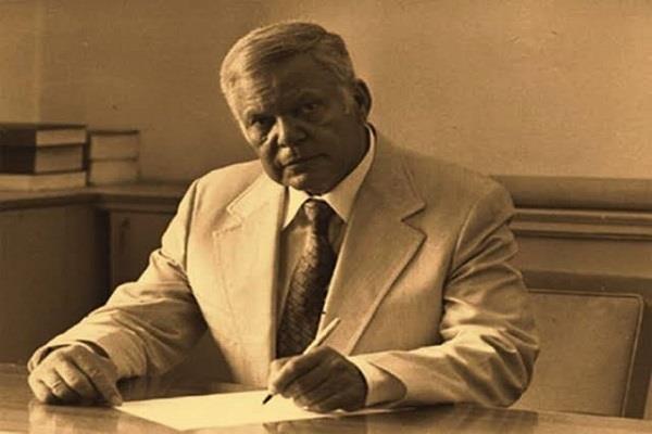 يوسف السباعي.. أديب حمل القلم والبندقية