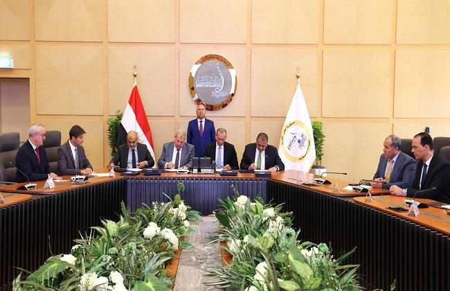 لتعزيز النقل واللوجستيات.. وزير النقل يشهد توقيع عقود تطوير وإنشاء خطوط السكك الحديدية