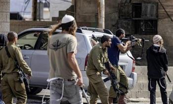 مستوطنون يشعلون النيران بمسجدين شمال رام الله.. وإصابة 4 فلسطينيين في هجوم جنوب نابلس