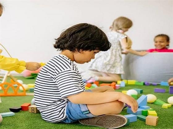 طفلك خارج دائرة أصدقائه.. كيف تدعمينه نفسيا وسلوكيا؟