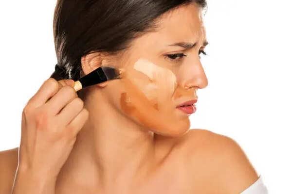 أخطاء مكياج تسرع ظهور علامات التقدم في العمر.. احذريها