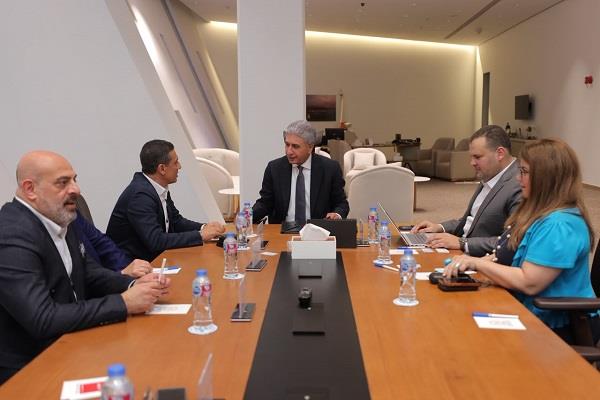 وزير السياحة والآثار يلتقي بمسئولي مجموعتي Anex Group وWizz Air لبحث التوسع في السوق المصري