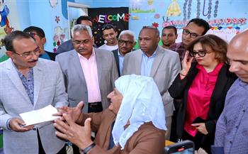 محافظ سوهاج يتفقد قافلة تركيب الأطراف الصناعية بالمجان بمستشفى الهلال الأحمر