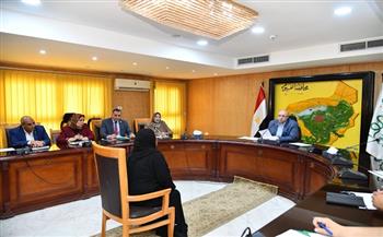 محافظ الفيوم يوجه بتوفير مشروعات ومساعدات لعدد من السيدات المعيلات الأولى بالرعاية