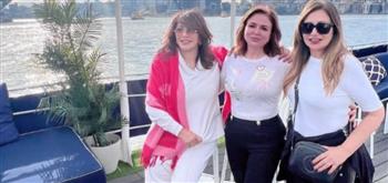 إلهام شاهين تستعيد ذكريات "يا دنيا يا غرامي" مع ليلى علوي وهالة صدقي في أستراليا