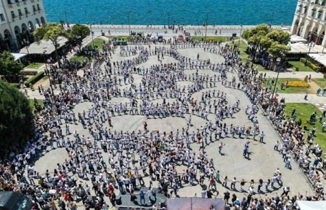 830 شخصًا يدخلون «جينيس» برقصة «الزيبكيكو» اليونانية