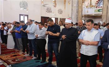محافظ البحر الأحمر يؤدي صلاة الجمعة بمسجد "آل صابر" بالغردقة