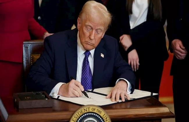 ترامب يوقع قرارا جديدا بتعديل الرسوم الجمركية على واردات الصلب والألومنيوم والنحاس