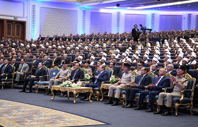 الرئيس السيسي يوجّه بتكريم العشرة الأوائل في دورة أئمة الأوقاف بالأكاديمية العسكرية  