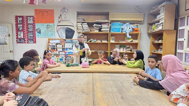 ورشة فنية لإبداع توكات الشعر بالخرز وسلك القطيفة بمكتبة الفيوم العامة 