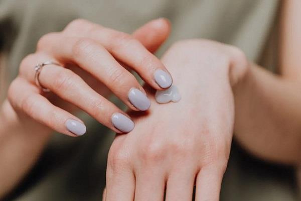 عادات شائعة تعجل بظهور التجاعيد والبقع العمرية على يديك.. انتبهي لها