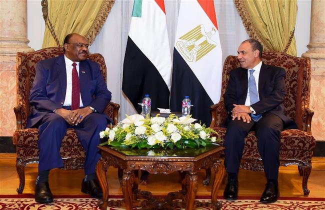 وزير الخارجية يلتقي نظيره السوداني لبحث سبل تعزيز العلاقات الثنائية وتطورات الأوضاع في السودان   