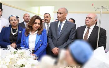 في لفتة إنسانية.. منال عوض تزور رئيسة قرية تفتيش أبوسكين بالمستشفى بعد إصابتها خلال أداء واجبها