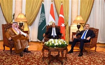 وزير الخارجية يعقد لقاءً ثلاثيا مع نظيريه السعودي والتركي لبحث التطورات الإقليمية