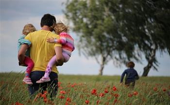 في عيد الأب.. كيف تتطور علاقة الوالد بأبنائه مع مرور الوقت؟