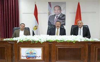 محافظ بورسعيد يتفقد غرفة عمليات امتحانات الشهادة الثانوية العامة في أول أيامها