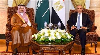 وزير الخارجية يبحث مع نظيره السعودي سبل تعزيز العلاقات الثنائية والتطورات الإقليمية