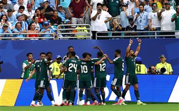 العرب في المونديال.. انطلاق المواجهة الهامة بين السعودية وإسبانيا