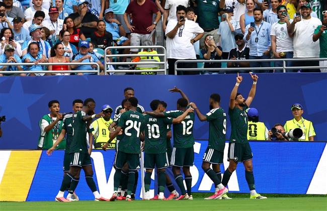 العرب في المونديال.. انطلاق المواجهة الهامة بين السعودية وإسبانيا