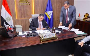 محافظ دمياط يعتمد نتيجة الشهادة الإعدادية ويتواصل هاتفيا مع الأوائل لتهنئتهم بتفوقهم