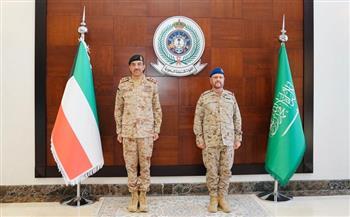 رئيس أركان الجيش الكويتي يبحث مع نظيره السعودي التعاون العسكري والدفاعي