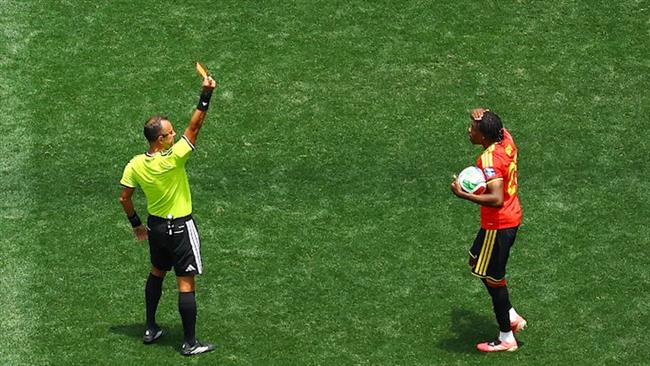 مجموعة مصر.. طرد ناثان نجويي لاعب بلجيكا أمام إيران في كأس العالم 2026