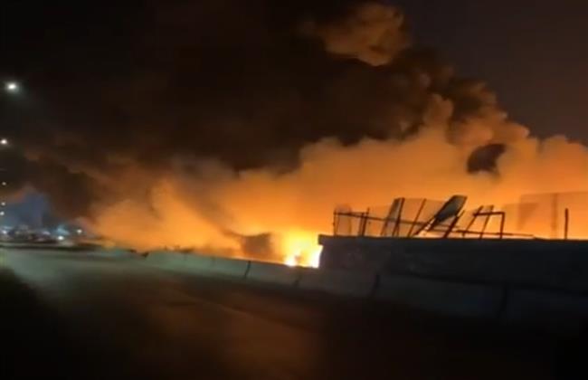 حريق هائل داخل مصنع كيماويات وصابون بطريق أبو زعبل في القليوبية.. والدفع بـ15 سيارة إطفاء للسيطرة على النيران
