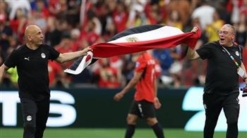 العرب في المونديال.. حسام حسن يحتفل بالفوز على نيوزيلندا بعلم مصر