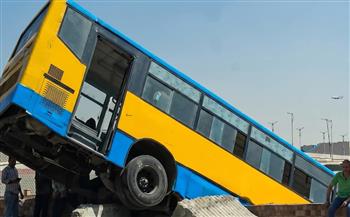انحراف أتوبيس نقل عام بمحور المشير دون إصابات.. ورفع آثار الحادث 