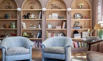 لغرفة معيشة مريحة.. إليكِ حيل ذكية لتنسيق أرفف الكتب