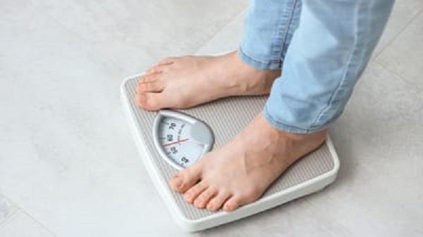 لماذا تلجأ بعض النساء إلى قياس أوزانهن بشكل متكرر؟.. علم النفس يوضح