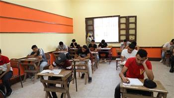 طلاب الثانوية العامة يؤدون امتحان اللغة الأجنبية الثانية بالنظام الجديد.. والاقتصاد والإحصاء للقديم