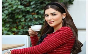 مي عمر ومحمد سامي في فيديو عفوي بشوارع أوروبا