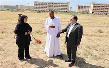 رئيس جامعة قنا يتابع أعمال إنشاء محور مروري جديد بالحرم الجامعي