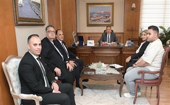 محافظ بورسعيد يستقبل وفد من البنك الأهلي المصري لبحث التعاون المشترك