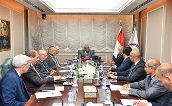 وزير الانتاج الحربي يبحث مع شركة يونانية مستجدات التعاون المشترك في الصناعات الدفاعية