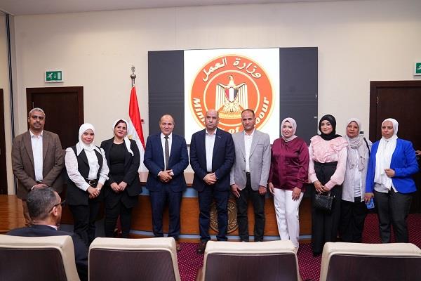 وزير العمل يسلم ذوي الهمم عقود عمل في عدد من شركات القطاع الخاص
