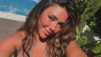 سارة سلامة تخطف الأنظار بإطلالة صيفية أمام البحر