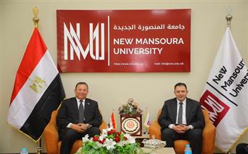 محافظ دمياط يشارك في مناقشة مشروعات تخرج الدفعة الذهبية بكلية الهندسة بجامعة المنصورة الجديدة