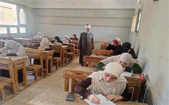 طلاب العلمي بالثانوية الأزهرية يؤدون إمتحان الأحياء.. ورئيس المنطقة يتابع اللجان ميدانيًا بجهينة وطهطا
