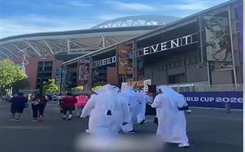 العرب في المونديال.. جماهير قطر تساند العنابي بالزي الوطني أمام البوسنة|صور