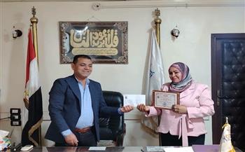 رئيس مدينة أرمنت يُكرم الموظف المثالي لشهر مايو والمتميزين بالمركز والمشاركين في صقر 162